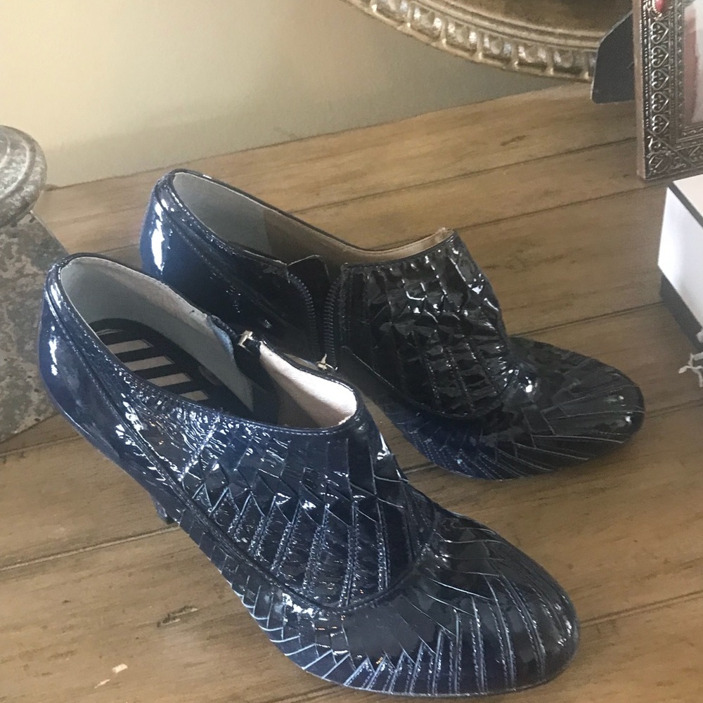 Shoes - Picture 4 of 5